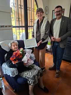 Felicitacin a la vecina centenaria Carmen Herrero _1