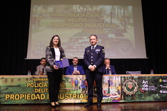 Nieto ha lliurat una placa d'agrament a la presidenta de Caixa Rural, Sonia Snchez. la 