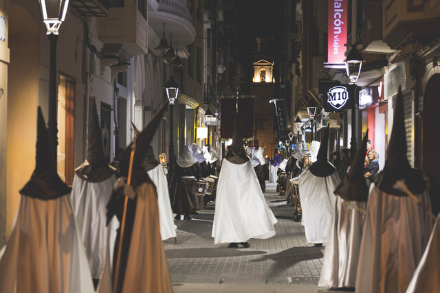 Centenares de personas llenan las calles del trazado de este desfile religioso.