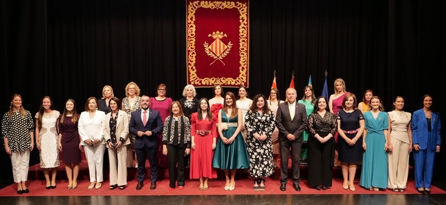 Foto de les corts d'honor de 1975, 2000 i 2025.