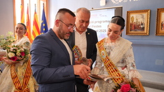 La reina, Nadia Alba, amb l'alcalde i el president de la Junta de Festes.