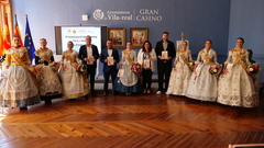 La cort d'honor amb l'alcalde, la regidora de Festes i el president de la Junta de Festes.