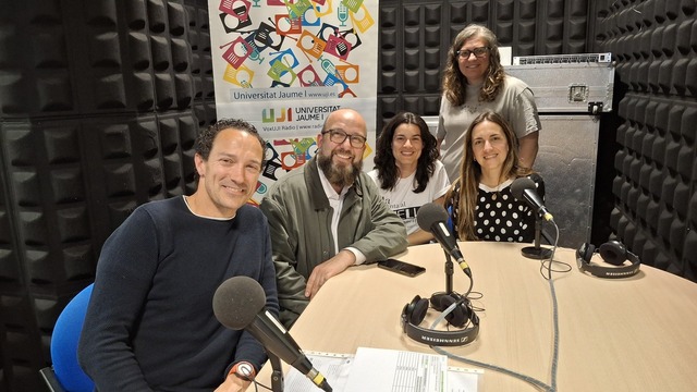 El regidor, Santi Cortells, amb els participants al programa de presentaci.