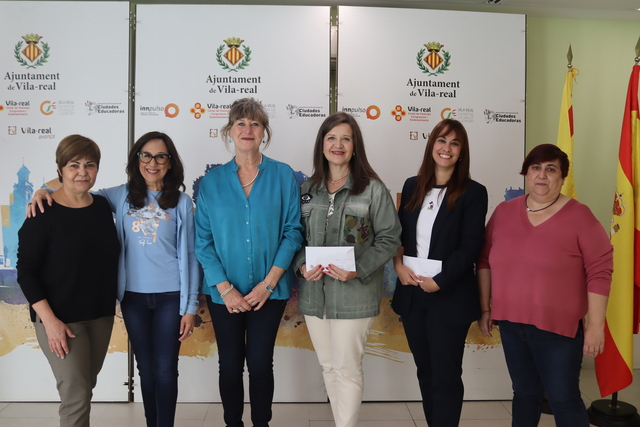 La regidora Dora Saura amb Maria Isabel Casalta i les representants de les entitats beneficiries