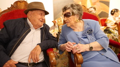 Emilio i Conchita, home i dona de major edat homenatjats.