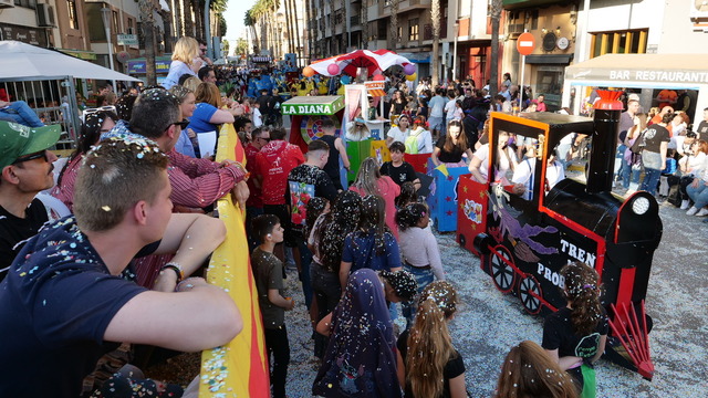 Multitudin�ria cavalcada de festes que assoleix la 60a edici�.