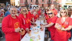 Centenars de ve�ns, foren o no de penya, han assistit a l'elaboraci� d'allioli.