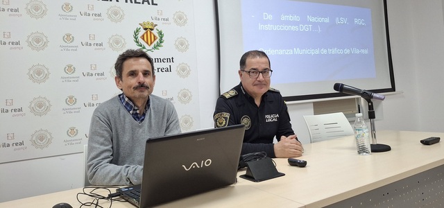 El regidor Toni Mar�n i l'intendent Ram�n Mart�nez en una acci� formativa.