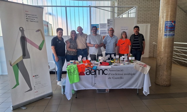 Els regidors Xus Madrigal i Toni Mar�n han acompanyat l'associaci�.