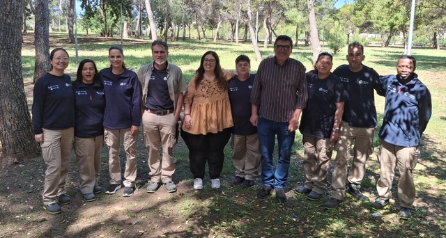 La regidora Ana Torres amb el grup forestal.