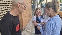 Una educadora ambiental ha explicat el funcionament dels contenidors.