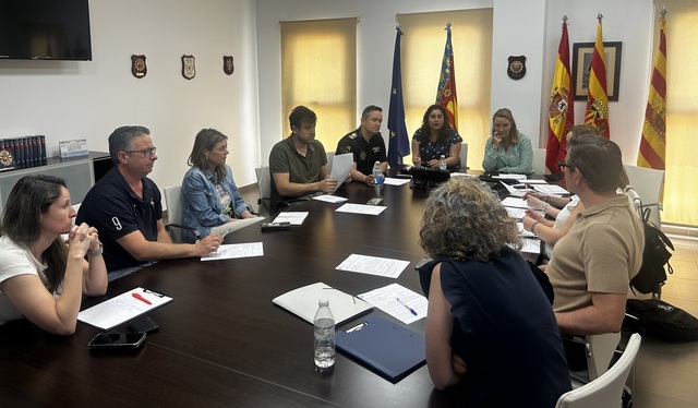 Les regidores Caravaca i Fajardo en la reuni�  amb personal t�cnic.