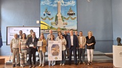 Foto de familia con los representantes de Correos, de las entidades implicadas y de la corporacin municipal.