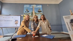 Fajardo, Lera y Sambls matasellando en sello conmemorativo.