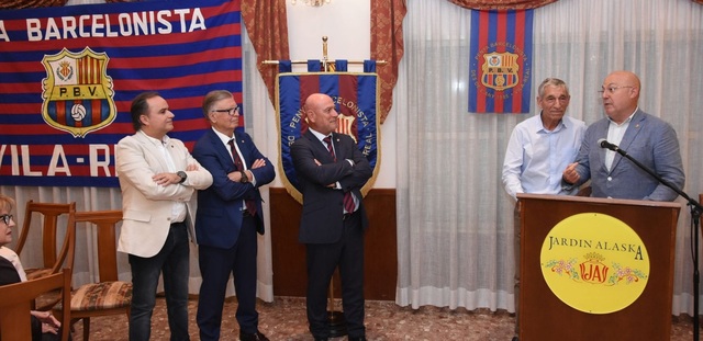 Obiol con los representantes de la pea y del club.