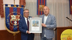 Obiol hizo entrega de una alegora de la ciudad.