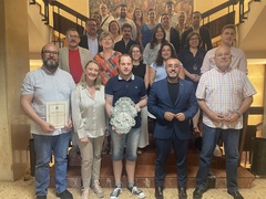 El presidente de la AAVV Sagrat Cor de Jess, Hctor Garca, con la corporacin municipal.