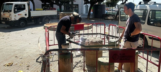 Desde SPV acometen la mejora de una de las mesas en el parque del Sauce Llorn.