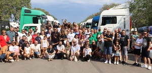 Els camioners i les seus famlies, amb els representants de la corporaci municipal i el sant.