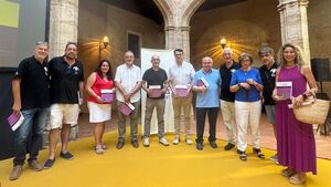 Una delegaci local liderada per la regidora Miriam Caravaca va participar en la presentaci del llibre.