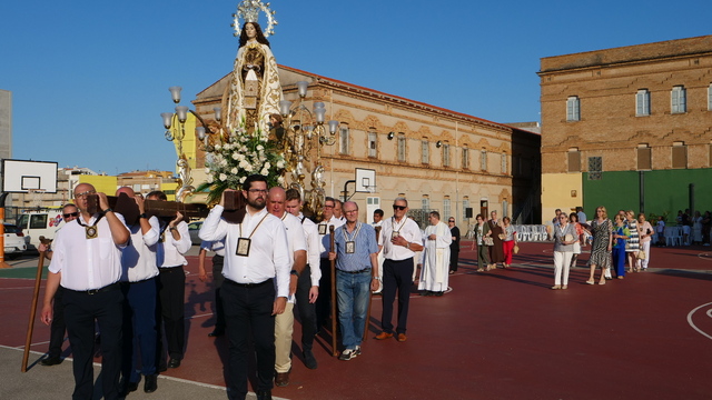 La imatge de la Mare de Du ha desfilat en process pels carrers propers al collegi Carmelites.