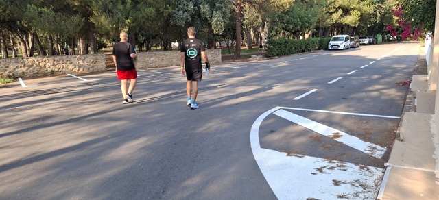 En la calle Pinar se han delimitado las zonas de aparcamiento.