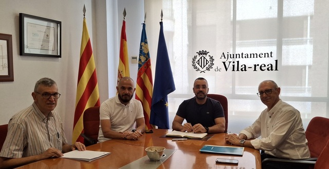 Firma del pr�stamo con el responsable de Caixa Rural.