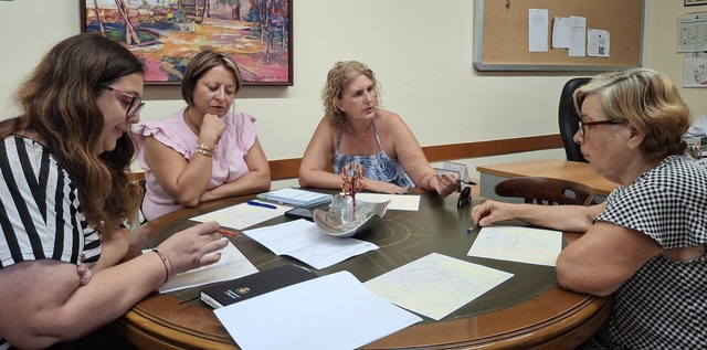 Ana Torres y representantes de las entidades locales que trabajan por los gatos.