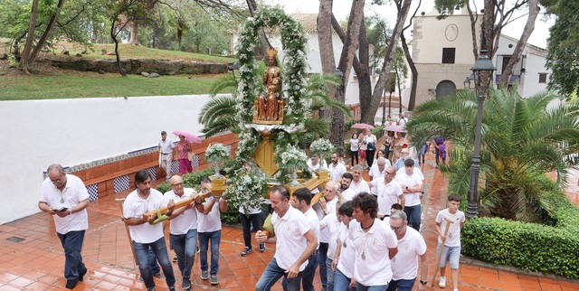 La imagen ha salido de su casa, la ermita.