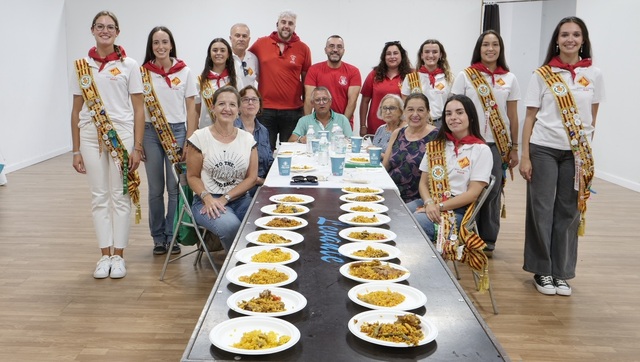 El Jurado de las paellas con la reina y damas, el alcalde y la edila de Fiestas.