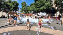 Fiesta de la espuma en la plaza Jos� Soriano.