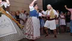 El alcalde, Jos� Benlloch, y la edila de Fiestas, Miriam Caravaca, en el 'ball de pla�a'.