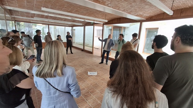 Obiol participa en la visita al pabell�n Cendoya.