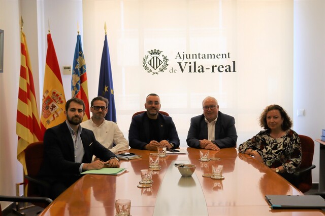 Nieto (segundo por la derecha del alcalde Benlloch) en una reuni�n en 2023