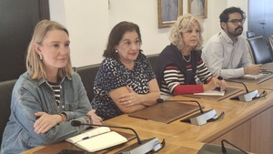 Fajardo con representantes de la Asociacin de Amas de Casa y de Cruz Roja.