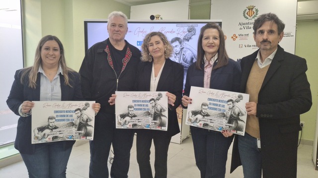 Representantes de Vilatea, Fundaci� Caixa Rural, APNAC con uno de los m�sicos del concierto y el edil Toni Mar�n.