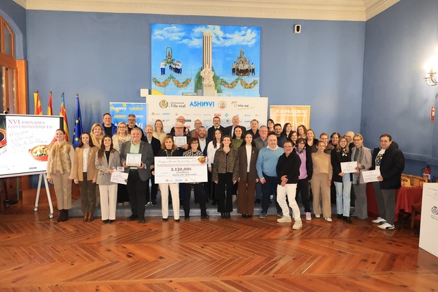 Foto de familia con todos los locales vencedores, jurado y organizadores junto a los representantes de la corporaci�n.Foto de fam�lia amb tots els locals vencedors, jurat i organitzadores junt als representants de la corporaci�.