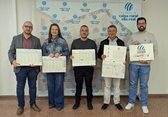 Benlloch con los representantes de la Fundaci� y la Cooperativa y los autores del contenido del calendario.