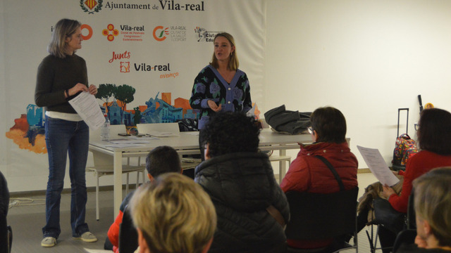 La regidora d'Igualtat i vicealcaldessa, Maria Fajardo, en la reuni� explicativa de la nova oferta.