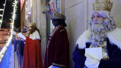 Melcior, Gaspar i Baltasar van saludar la ciutadania des de la balconada de l'ajuntament.