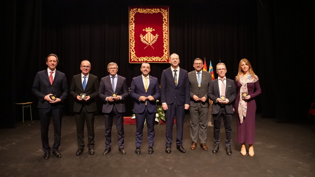 Foto con todos los dintinguidos.