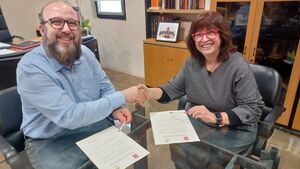 El regidor i la presidenta de l'AVL en la signatura del conveni.