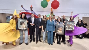 Fajardo i Recatal� amb les actrius i actor de Xarxa i la resta de representants de Vila-real.