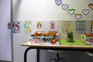 Caixa de taronges a l'escola