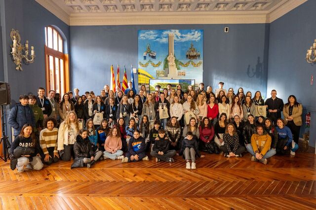 Els alumnes del Fundaci� Flors i Erasmus+ posen junt al regidor Javi L�pez i la regidora Anna Vicens