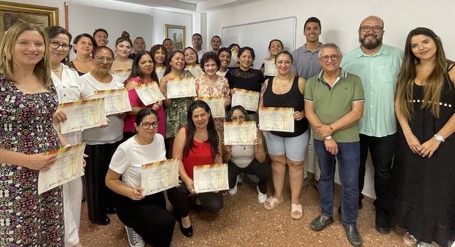Cloenda d'un dels cursos de valenci� per a adults de 2025.