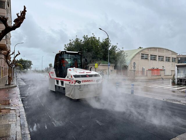 Los operarios trabajan para mejorar el aspecto de la calzada de la Avenida Mediterr�neo