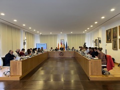 La corporaci�n municipal en la sala de plenos.