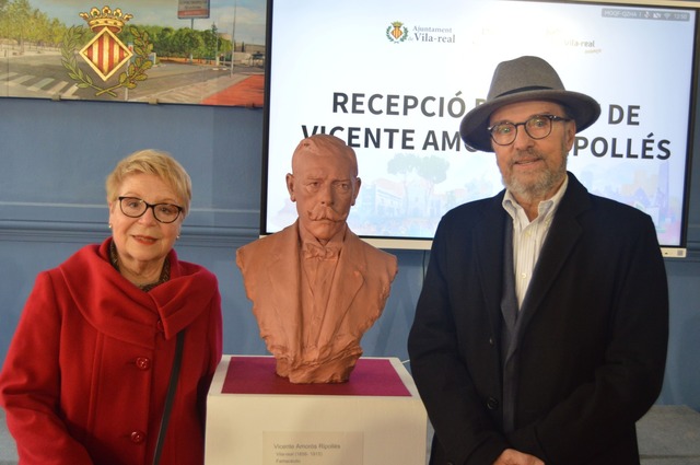 Mar�a Teresa i Juan Gabriel, besnets de Vicente Amor�s Ripoll�s, posen al costat del bust del seu besavi