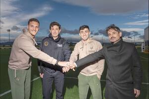 El edil Mar�n con dos jugadores del Villarreal y el oficial �scar L�pez. 